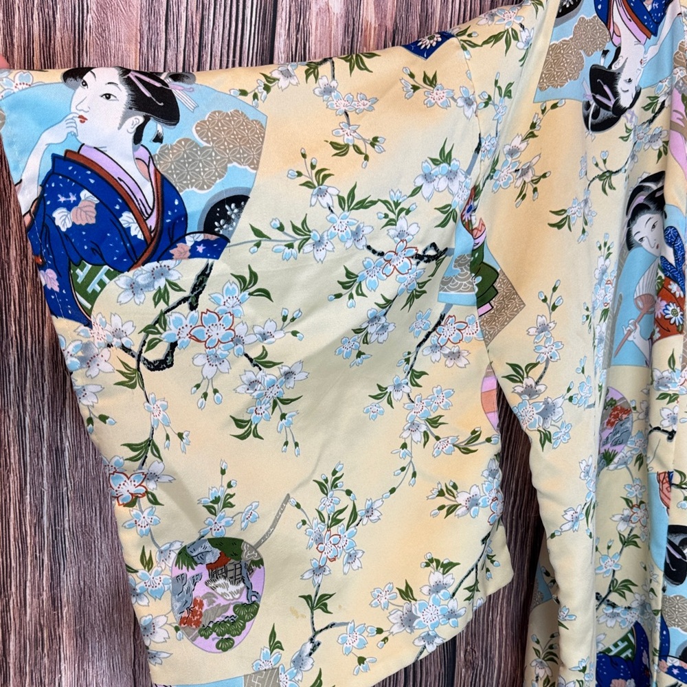 Vintage Kimono with Geisha Print Robe - Picture 2 of 10
